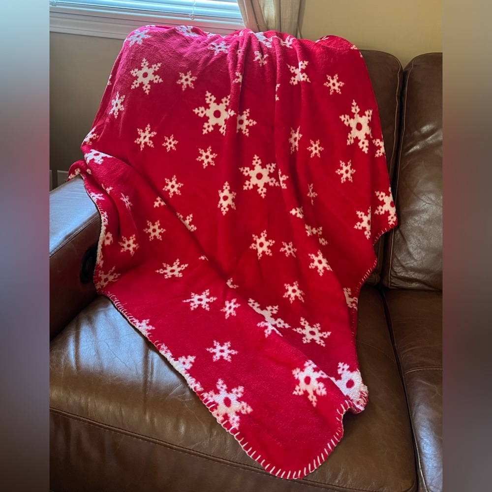 HOME TRENDS Fleece Throw. Red w/white snowflakes. 50"X60". NEW